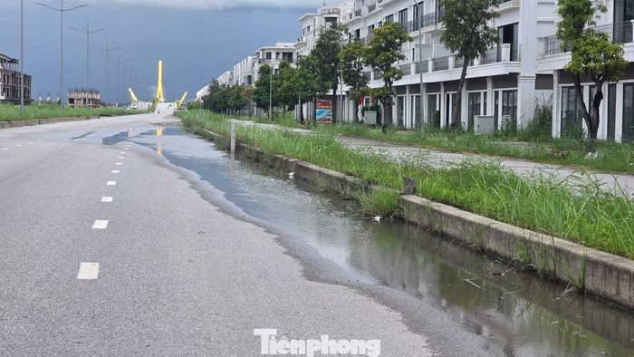 Đường dẫn đi qua khu dự án FLC vẫn chưa được tổ chức dọn dẹp sau phản ánh.