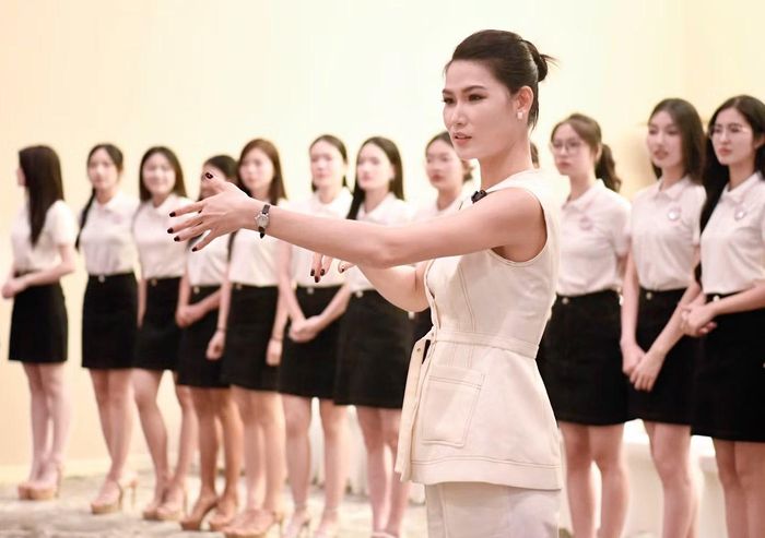 Đồng hành cùng thí sinh trong buổi tập đầu tiên là người mẫu, đạo diễn catwalk Ngọc Anh. Trước khi có những bước đi cơ bản trên sàn diễn, các cô gái được làm quen với loạt bài tập đặc biệt nhằm rèn kỹ năng kiểm soát cơ thể.