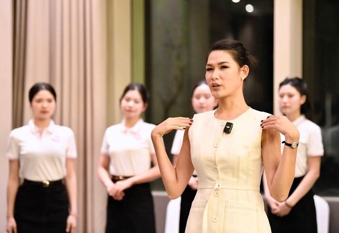 Đạo diễn catwalk Nguyễn Thị Ngọc Anh sinh năm 1993 tại Hà Nội, cao 1,76 m, từng vào top 10 và giành giải Người đẹp thân thiện tại Hoa hậu Hoàn vũ Việt Nam 2017. Trước đó, cô giành giải Á quân Elite Model Look 2014. Từ năm 2016, cô bắt đầu giảng dạy catwalk, quản lý người mẫu và đồng hành cùng nhiều người đẹp tại các cuộc thi nhan sắc trong nước.
