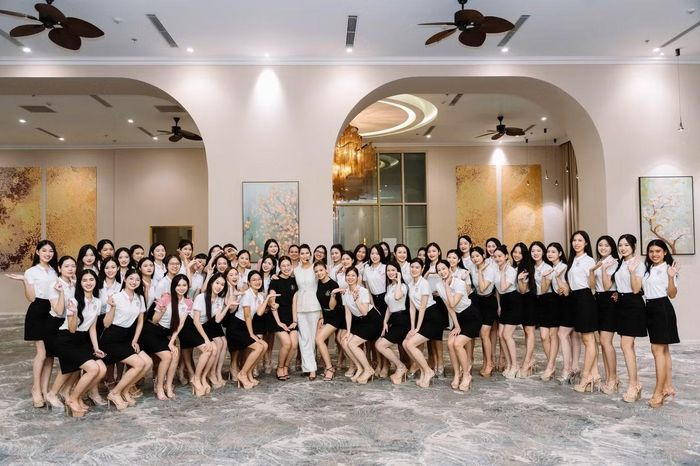 Trong những ngày ở nhà chung, hơn 50 cô gái tiếp tục bước vào chuỗi ngày tập luyện với nhiều bài tập khó hơn. Những kỹ năng được tích lũy trong thời gian tại nhà chung là hành trang để thí sinh tự tin khi bước lên sân khấu chung khảo Hoa hậu Việt Nam 2026.