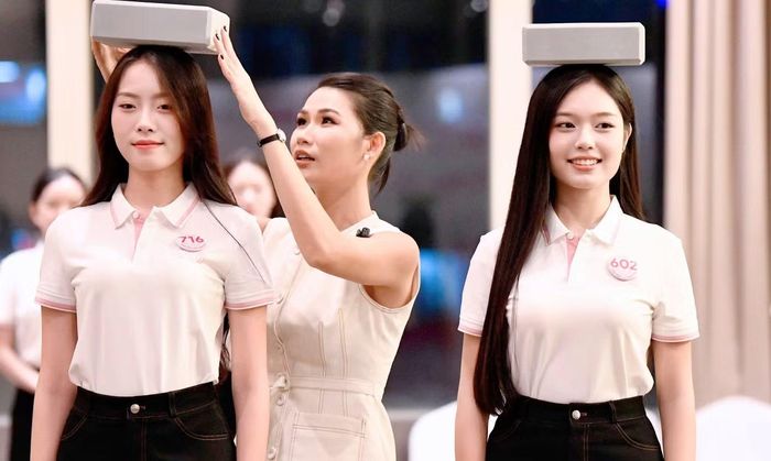 Bài tập tưởng đơn giản này đòi hỏi thí sinh phải có khả năng giữ thăng bằng. Thí sinh phải thực hiện lại nhiều lần mới giữ được tấm xốp không bị rơi.