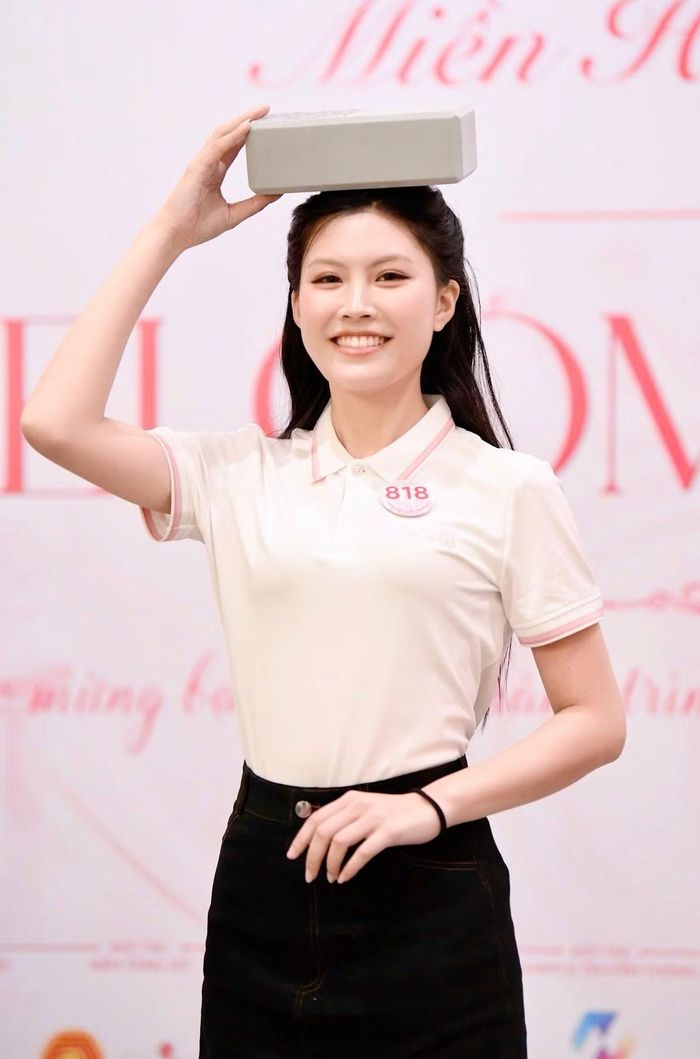 Sau vài lần thực hiện, nhiều thí sinh đã thành thục với việc bước đi nhưng vẫn giữ được tấm xốp trên đầu.