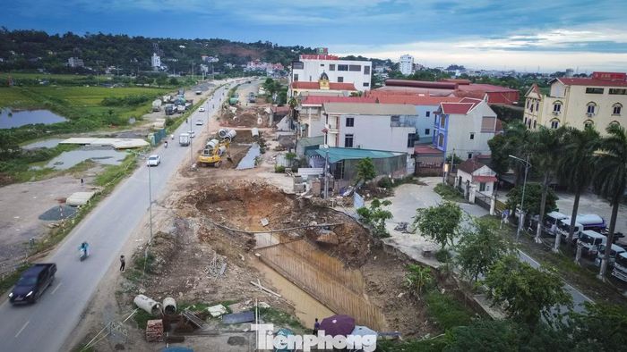 Hố sâu do thi công đường ống nước dọc Quốc lộ 6 (đoạn qua xã Phú Nghĩa) sát nhà dân trước khi được khắc phục, hoàn trả mặt bằng.