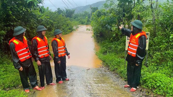Lực lượng chức năng cắm biển và túc trực tại những điểm bị ngập để cảnh báo người dân.