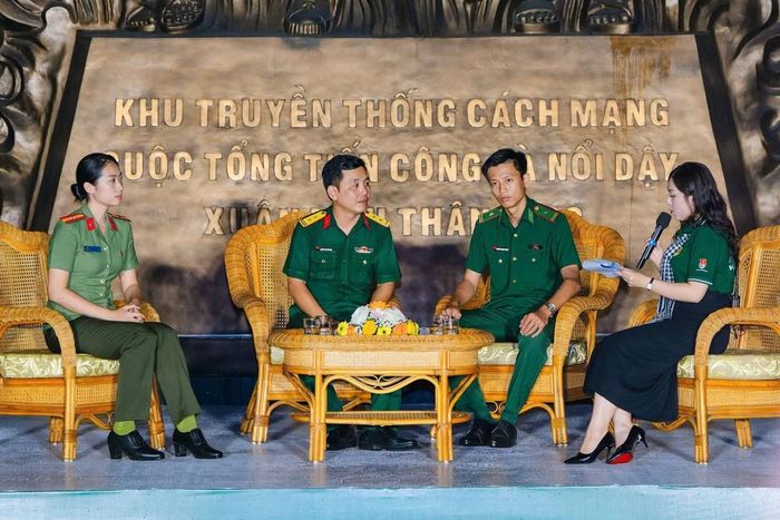 Chương trình giao lưu chia sẻ truyền lửa "20 năm Hành quân xanh - Dấu chân tình nguyện - Vì nhân dân phục vụ". - Ảnh: Tuổi trẻ Lực lượng Vũ trang TP. Hồ Chí Minh