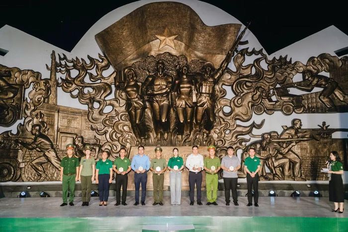 BTC chương trình tri ân các đồng chí Chỉ huy trưởng, Chỉ huy phó Chiến dịch qua các thời kỳ. - Ảnh: Tuổi trẻ Lực lượng Vũ trang TP. Hồ Chí Minh