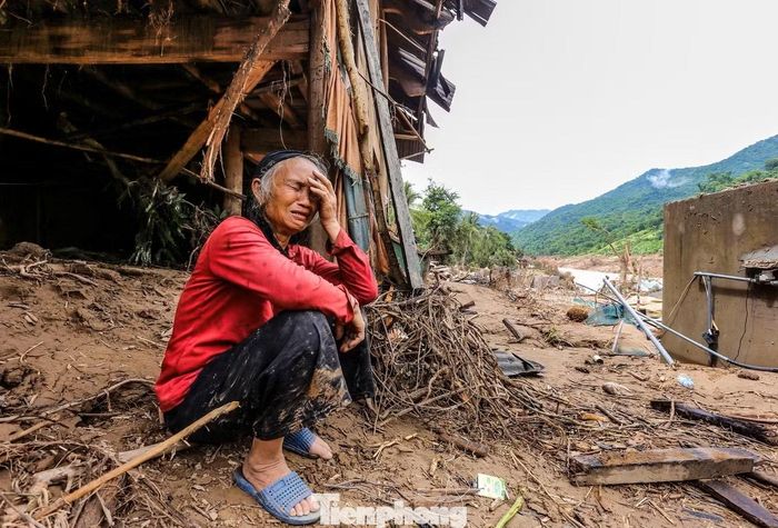 Người dân trắng tay sau lũ.
