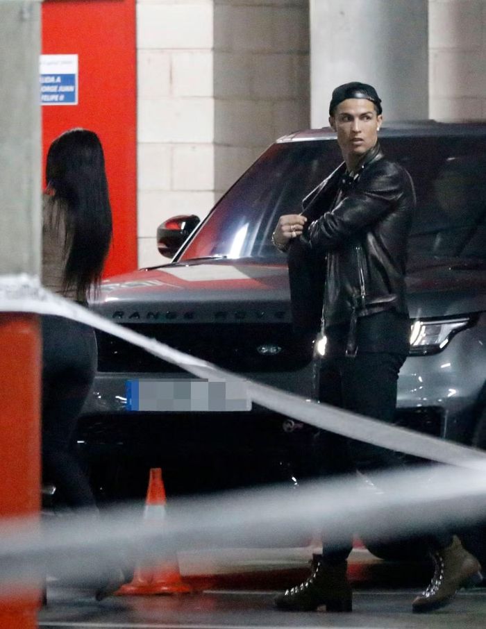 Họ tìm hiểu một thời gian ngắn trước khi âm thầm hẹn hò. Ronaldo đã đến và làm thay đổi hoàn toàn cuộc đời của Rodriguez. Người mẫu bán chuyên người Argentina đi làm mỗi ngày bằng xe buýt. Nhưng đến giờ tan ca, cô bước lên chiếc siêu xe triệu đô của Ronaldo. Sự tương phản này diễn ra vài tháng khi Ronaldo và Rodriguez bắt đầu yêu nhau.