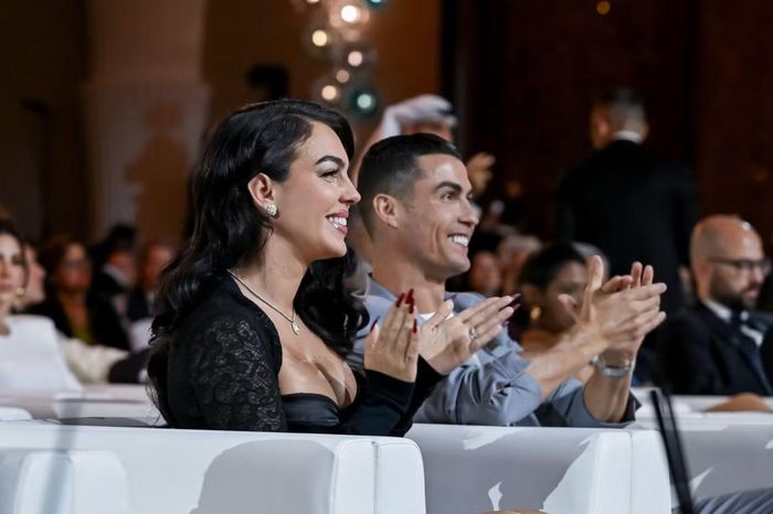 Ronaldo không còn là chàng trai đào hoa kể từ khi ở bên Rodriguez. Anh nói về bạn gái: "Geo là một phần trong tôi. Cô ấy đã giúp đỡ tôi rất nhiều. Tất nhiên là tôi vô cùng yêu cô ấy. Cô ấy là đam mê của tôi, cô ấy thật tuyệt vời và là một người bạn thực sự của tôi. Cô ấy truyền cho tôi sức mạnh để quay trở lại thi đấu, quay lại tập luyện mỗi ngày sau những biến cố".