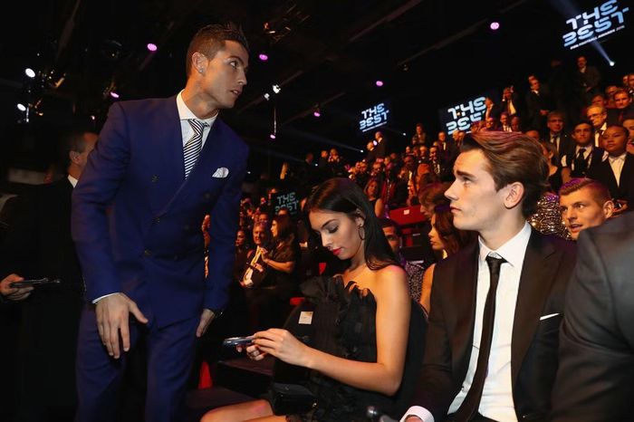 Ronaldo và Rodriguez công khai hẹn hò vào tháng 5/2017, gần một năm từ khi bộ đôi gặp nhau tại cửa hàng Gucci. Trước đó, Ronaldo nhiều lần bí mật hẹn hò bạn gái. Anh từng bị phát hiện đội tóc giả, đội mũ lưỡi trai trong một lần hẹn hò bạn gái tại Disneyland.