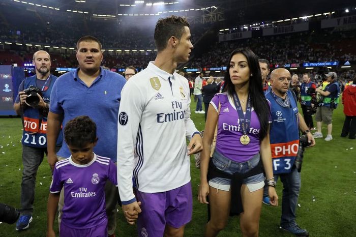 Rodriguez góp mặt ở mọi trận đấu quan trọng của Ronaldo trong 10 năm qua. Đây là sự khác biệt so với những bạn gái cũ của CR7. Họ thay đổi môi trường sống liên tục từ Madrid đến Turin, Manchester và Riyadh. Người mẫu Argentina âm thầm đứng sau mọi bước đi của CR7 trong sự nghiệp.