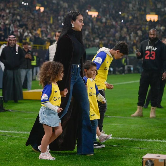 Rodriguez chấp nhận đứng sau chăm sóc cho các con của Ronaldo. Cô xem Ronaldo Jr. như con ruột, cùng Ronaldo dành trọn tình yêu. Đến hiện tại, gia đình của Ronaldo có 5 người con (2 con chung của Ronaldo và Rodriguez). Một tay bạn gái Ronaldo lo liệu việc nhà, giúp Ronaldo yên tâm thi đấu trên sân cỏ.