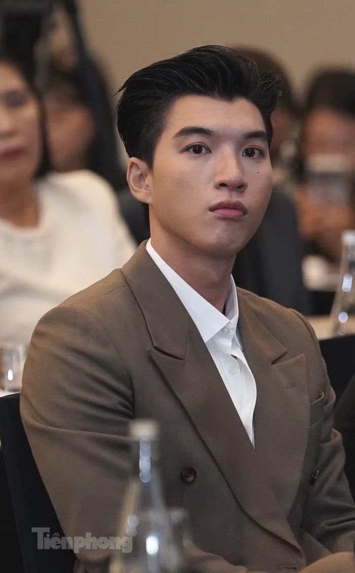 Concert riêng của Hieuthuhai - Mắt nhắm mắt mở - vừa ghi dấu ấn bằng hai đêm diễn liên tiếp vào đầu tháng 8 ở TPHCM. Với sức chứa khoảng 8.000 khán giả mỗi đêm, chương trình đã đón gần 15.000 lượt khán giả trong cả hai đêm diễn. Toàn bộ vé của chương trình đã được bán hết chỉ trong khoảng 3-4 phút sau khi mở bán ở cả hai đợt.