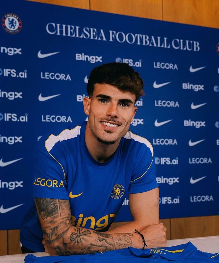 Pep Chavarria đã ký hợp đồng và ra mắt Chelsea.