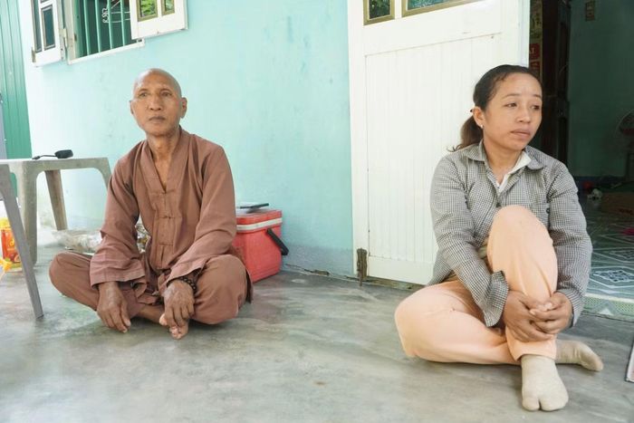 Chị Thiên cùng cha đang rất lo lắng về tình hình các con, các cháu.