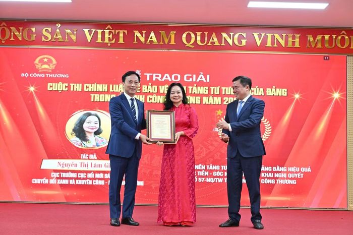  Giải Nhất thuộc về tác phẩm “Bảo vệ nền tảng tư tưởng của Đảng bằng hiệu quả thực tiễn - góc nhìn từ triển khai Nghị quyết số 57-NQ/TW trong ngành Công Thương” của tác giả Nguyễn Thị Lâm Giang, Cục trưởng Cục Đổi mới sáng tạo, Chuyển đổi xanh và Khuyến công, Bộ Công Thương 