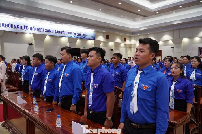 Đại biểu chào cờ.