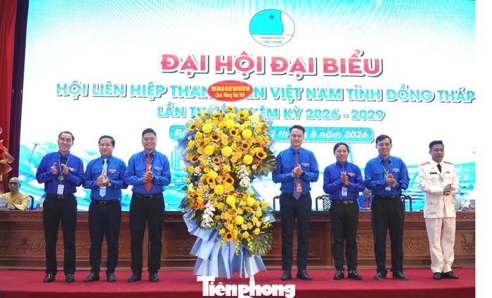 Lãnh đạo Trung ương Đoàn tặng hoa chúc mừng đại hội.