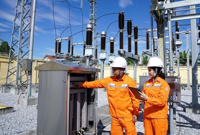 NSMO triển khai nhiều phương án nhằm bảo đảm cân đối cung - cầu điện, tăng khả năng truyền tải bảo đảm điện miền Bắc trong đợt nắng nóng. (Ảnh minh họa)