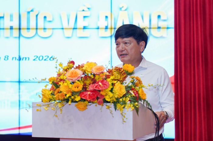 Đồng chí Lê Anh Chiến phát biểu tại Lễ khai giảng Lớp bồi dưỡng nhận thức về Đảng năm 2026 tại TP HCM.