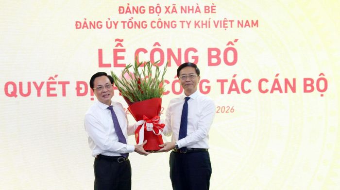 Đồng chí Trần Quang Dũng chúc mừng đồng chí Bùi Minh Tiến