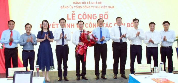 BTV Đảng ủy xã Nhà Bè, đồng chí Trần Quang Dũng và BTV Đảng uỷ PV GAS chúc mừng đồng chí Bùi Minh Tiến.