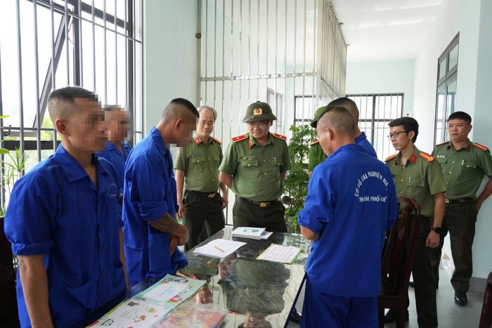 Không chỉ tập trung vào điều trị cai nghiện mà còn kết hợp giáo dục, tư vấn tâm lý, chăm sóc sức khỏe, lao động trị liệu, hướng nghiệp và đào tạo nghề.