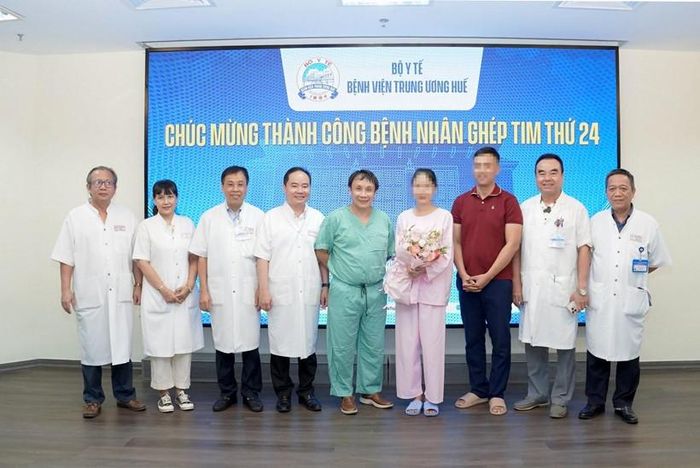 GS.TS. Phạm Như Hiệp (áo xanh) tặng hoa chúc mừng nữ bệnh nhân xuất viện sau ca ghép tim.