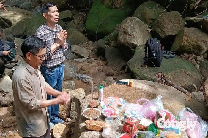 Nhân chứng thắp hương, tưởng nhớ các liệt sĩ Đội phẫu 5 tại khu vực nghi là nơi các liệt sĩ hy sinh.