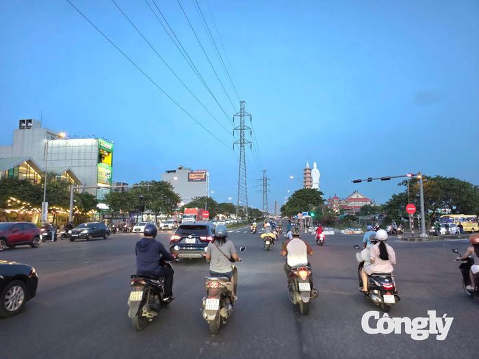Các phương tiện lưu thông trên một tuyến đường tại Đà Nẵng.