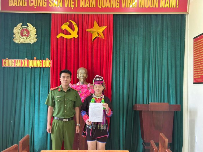 Nữ sinh Trưởng Phương Lan nộp đơn tình nguyện tham gia nghĩa vụ Công an nhân dân (Ảnh: Công an xã Quảng Đức).