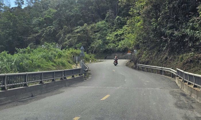 Quốc lộ 49 có mặt đường hẹp, đèo dốc quanh co rất nguy hiểm cho người tham gia giao thông.