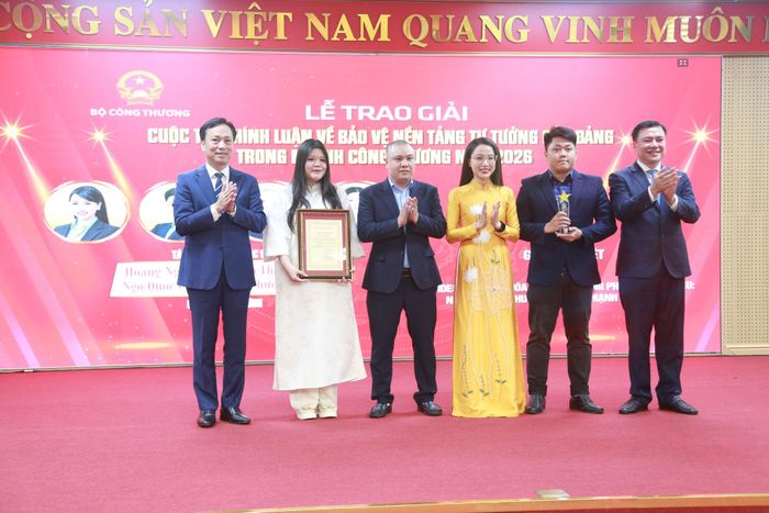 Đồng chí Lại Xuân Lâm, Phó Bí thư Đảng ủy Chính phủ, Phó Trưởng Ban Thường trực Ban Chỉ đạo 35 Đảng ủy Chính phủ và đồng chí Nguyễn Sinh Nhật Tân, Phó Bí thư Thường trực Đảng ủy Bộ Công Thương, Thứ trưởng Bộ Công Thương trao giải Đặc biệt cho tác phẩm Video clip: "Văn hóa công vụ không phải là khẩu hiệu: Ngành Công Thương tìm sức mạnh nội sinh mới" cho nhóm tác giả Báo Công Thương.