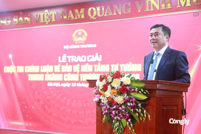 Thứ trưởng Bộ Công Thương Nguyễn Sinh Nhật Tân phát biểu tại lễ trao giải Cuộc thi chính luận Bảo vệ nền tảng của Đảng trong ngành Công Thương năm 2026.