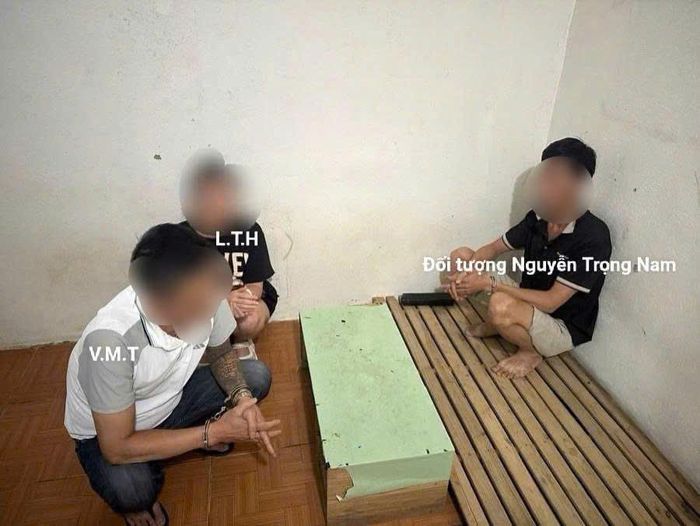 Các đối tượng đang tổ chức sử dụng trái phép chất ma túy tại thời điểm bị cơ quan Công an kiểm tra.