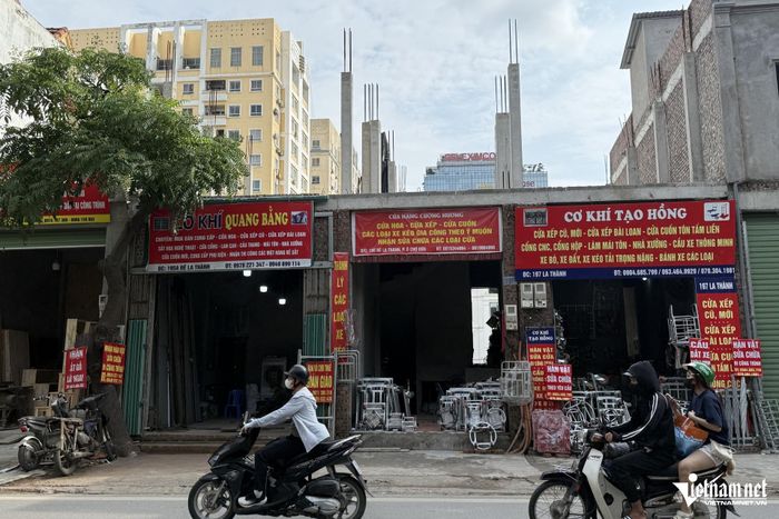 Một số ngôi nhà trên đường La Thành phải tạm dừng thi công do nằm trong phạm vi giải phóng mặt bằng. Ảnh: Kiều Oanh