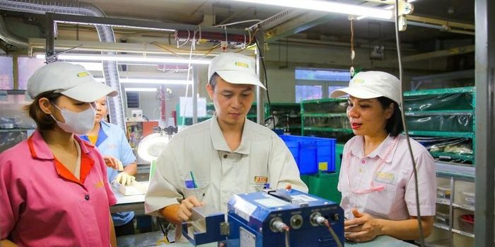 Bên trong Công ty TNHH Sankoh Việt Nam (Khu công nghiệp Bờ trái sông Đà) với ngành nghề sản xuất linh kiện điện tử xuất khẩu. Ảnh: Khánh Trang