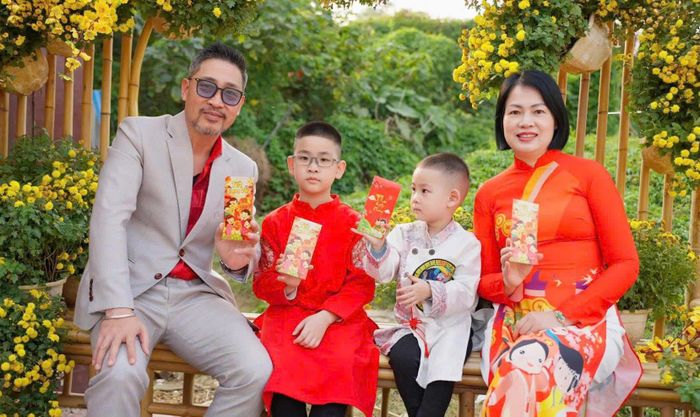  Hồ Phong cùng vợ và 2 con trai út. 