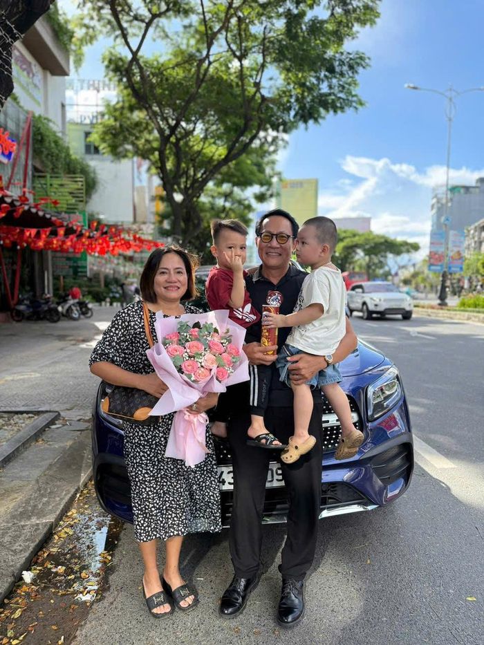 Hoàng Hải cùng vợ và 2 cháu. 