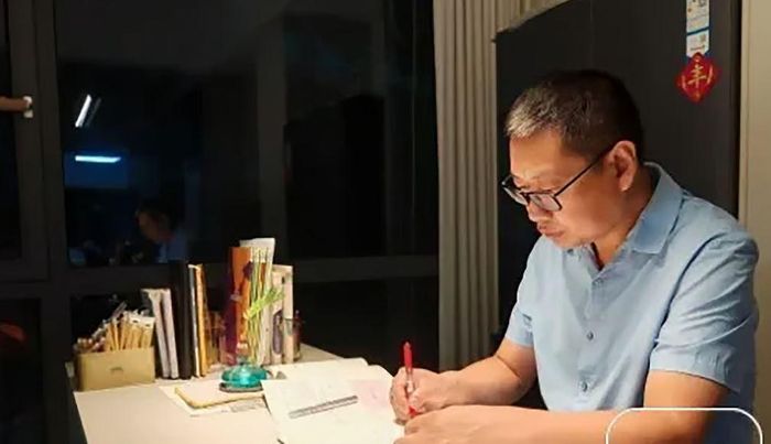 Ông Trương giảm khối lượng công việc để hỗ trợ con gái ôn thi vào THPT, đồng thời tự ôn thi cao học. Ảnh: QQ.com