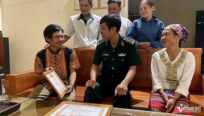 Hồ Xuân Nam (ngoài cùng bên trái) là người Chứt tiêu biểu vươn lên làm chủ cuộc sống.