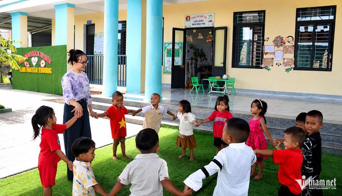 Người Chứt ở Rào Tre đã xóa mù chữ, 100% trẻ em trong độ tuổi được đến trường.