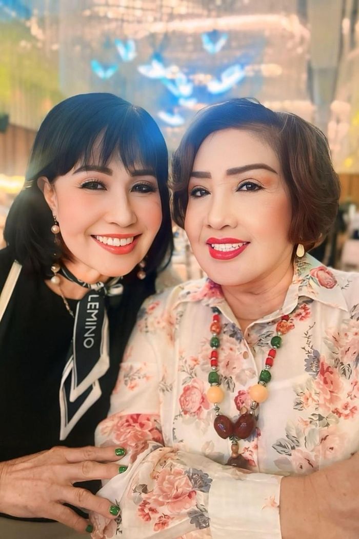 Nghệ sĩ Bích Hạnh bên nghệ sĩ Kiều Mai Lý, NSND Minh Vương, NSND Lệ Thủy.