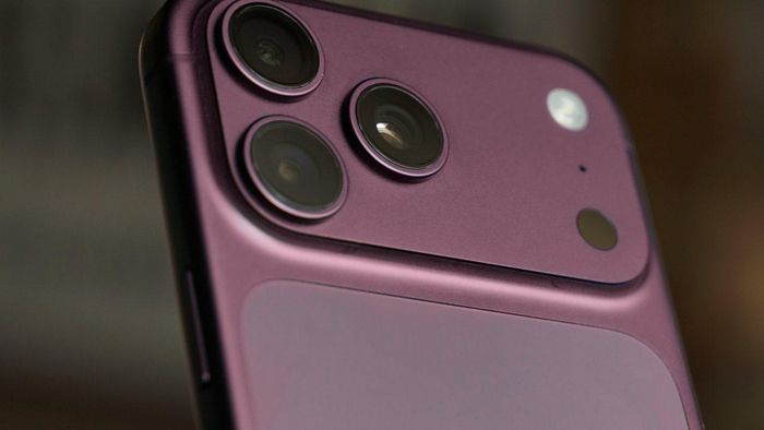 Ảnh mô phỏng iPhone 18 Pro Max màu đỏ anh đào sẫm. Ảnh gốc: Wesley Hilliard, chỉnh sửa màu sắc: William Gallagher / AppleInsider