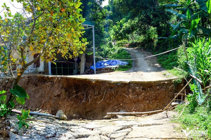 Vết sụt lún sâu cả mét.