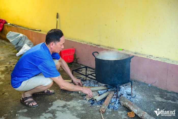 Người dân đang phải ở tạm ở những nơi an toàn.
