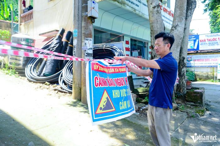 Địa phương cấm biển cảnh báo cấm người dân vào khu vực sạt lở.