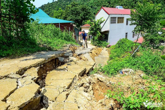 Các vết nứt đang có dấu hiệu tiếp tục bị sụt lún.