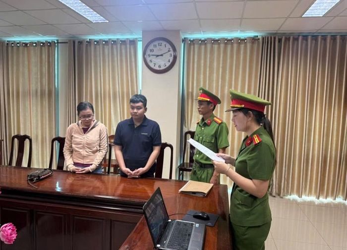Cơ quan CSĐT tống đạt các quyết định tố tụng đối với Huỳnh Phương Duy và Huỳnh Thanh Dương (shop Thanh Dương Luxury). Ảnh: Công an Cần Thơ 