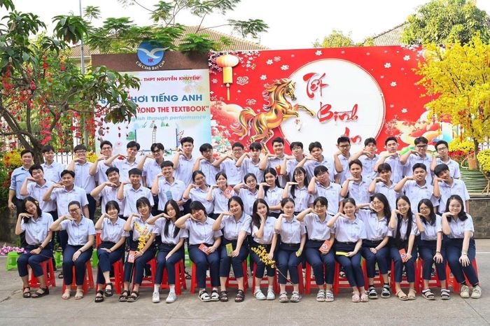 Lớp 12B1 - Trường THCS-THPT Nguyễn Khuyến (TPHCM). Thầy Trần Thanh Hưng chủ nhiệm (ngoài cùng bên trái). Ảnh: GVCC